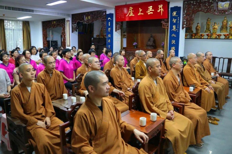 百只雪橇犬聚集在公园,搞得脸盲症都犯了,二哈们全都一脸懵!